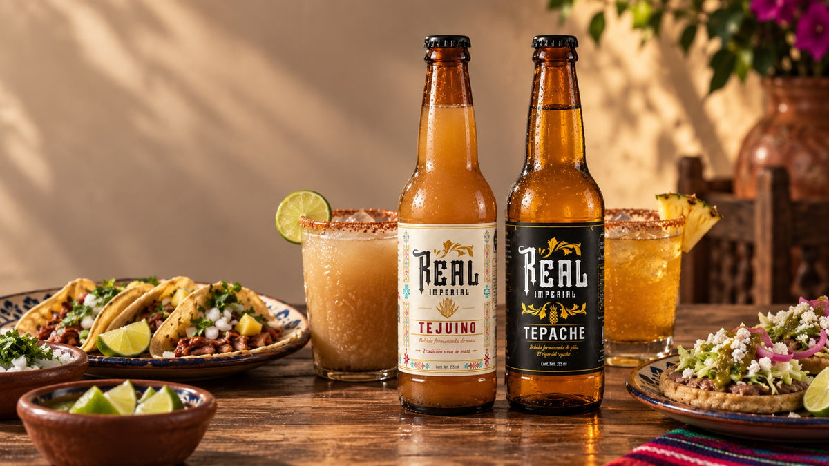 Tejuino y Tepache Real Imperial con vasos preparados, tacos y tostadas sobre una mesa de madera.
