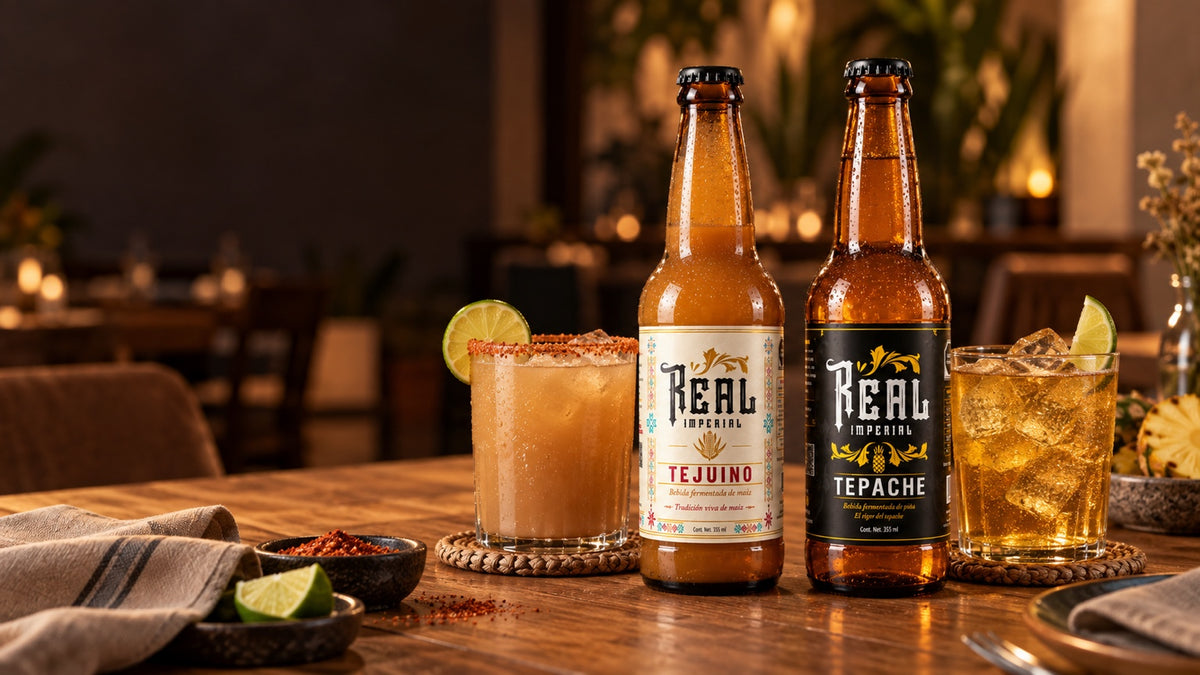 Tejuino y Tepache Real Imperial con sus vasos preparados sobre una mesa de restaurante con luz cálida.
